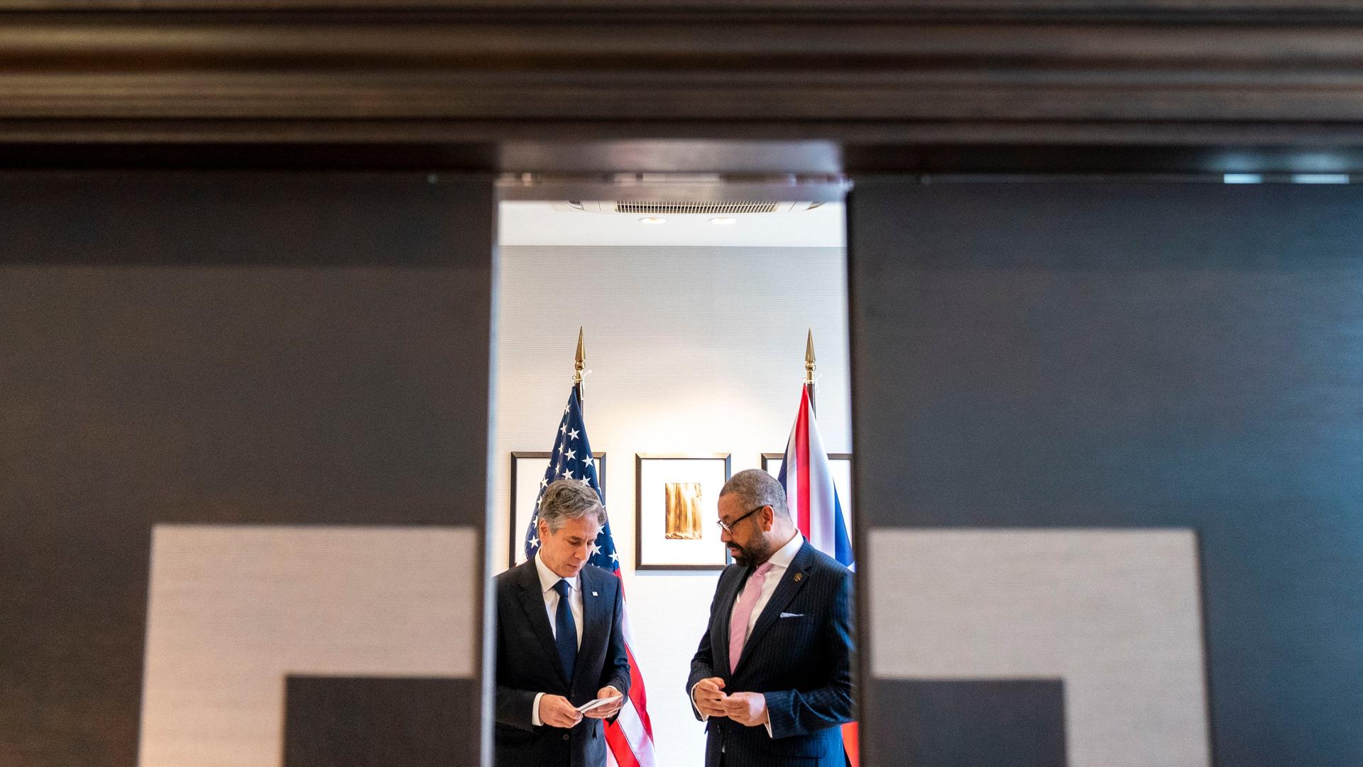Großbritanniens Außenminister James Cleverly (rechts) und US-Außenminister Antony Blinken beraten hinter verschlossenen Türen.