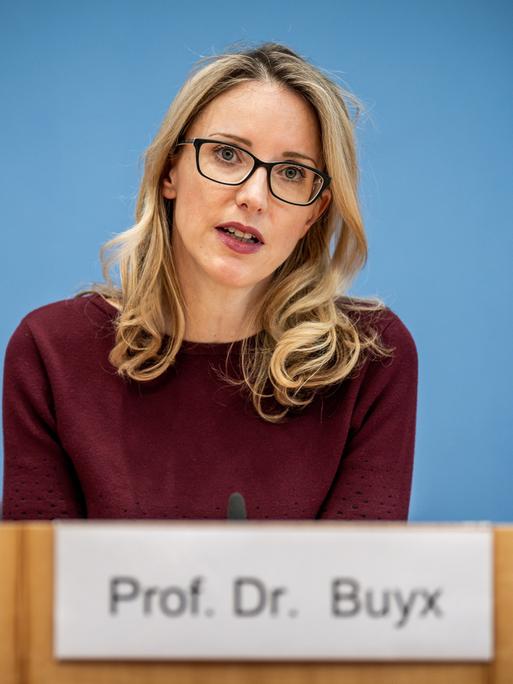 Alena Buyx, Vorsitzende des Deutschen Ethikrates nimmt an der Vorstellung der Ad-hoc-Empfehlung des Deutschen Ethikrates Â«Pandemie und psychische Gesundheit. Aufmerksamkeit, Beistand und Unterstützung für Kinder, Jugendliche und junge Erwachsene in und nach gesellschaftlichen KrisenÂ».