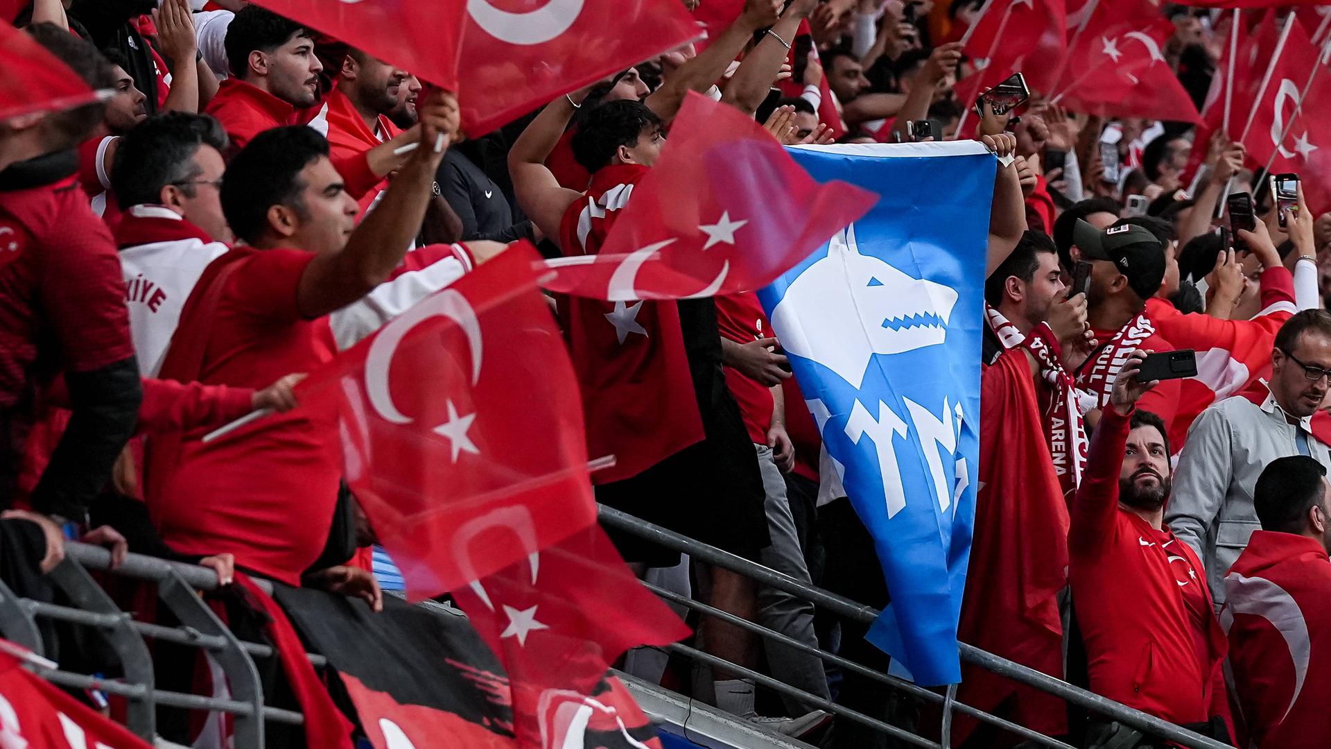 Leipzig, Germany: Wolfsflagge beim Türkei-Spiel.