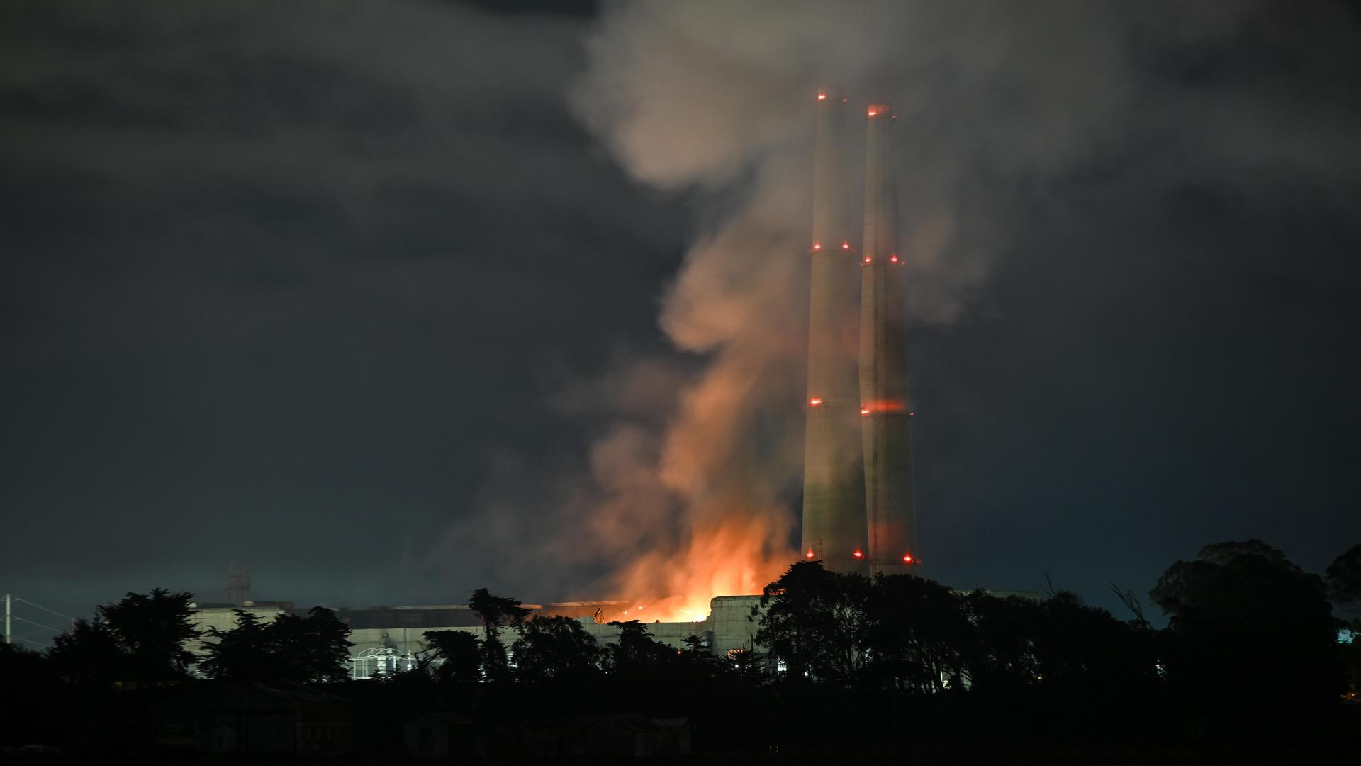 Das Bild zeigt Flammen über dem Gebäude des Batteriespeichers in Kalifornien. Das Bild zeigt Flammen über dem Gebäude des Batteriespeichers in Kalifornien.