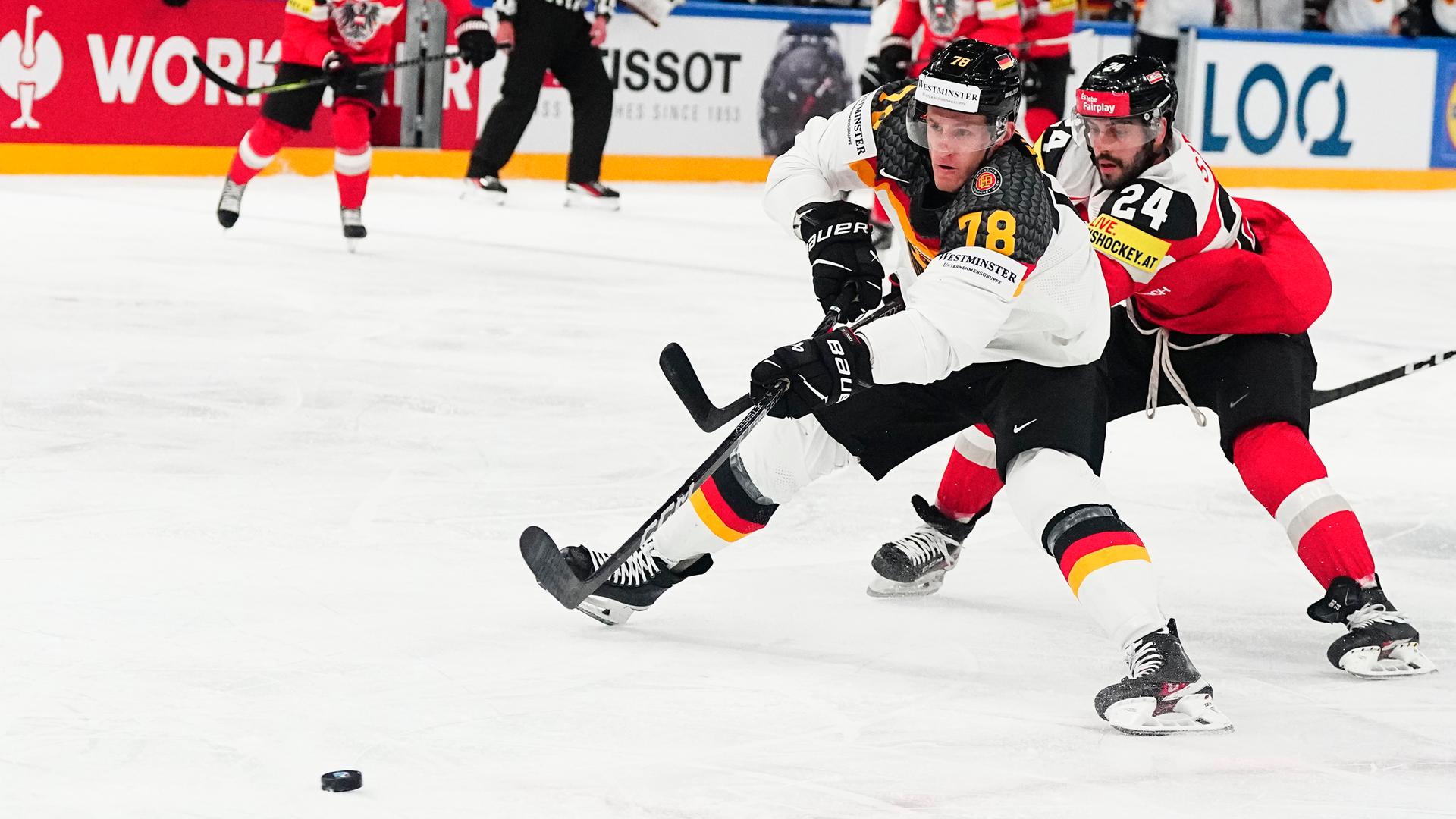 Eishockey-Nationalspieler Nico Sturm bei seinem Schuss zum 1:0 gegen Österreich.