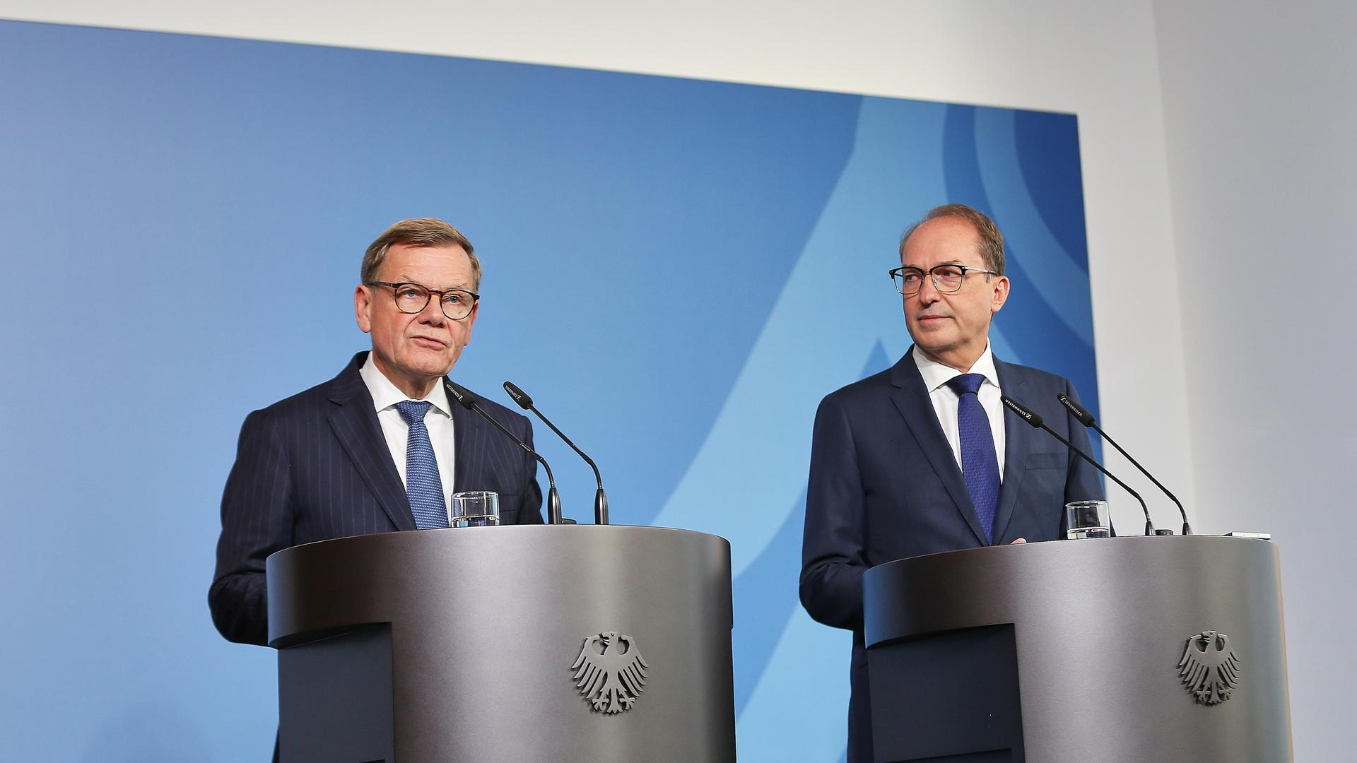 Johann Wadephul und Alexander Dobrindt stehen beim Pressestatement zum versuchten Drohnenanschlag in Leipzig nebeneinander an Rednerpulten.