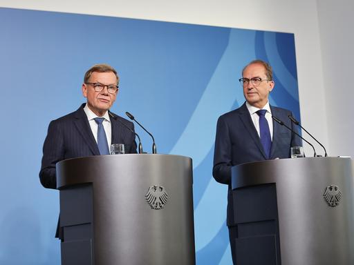 Johann Wadephul und Alexander Dobrindt stehen beim Pressestatement zum versuchten Drohnenanschlag in Leipzig nebeneinander an Rednerpulten.