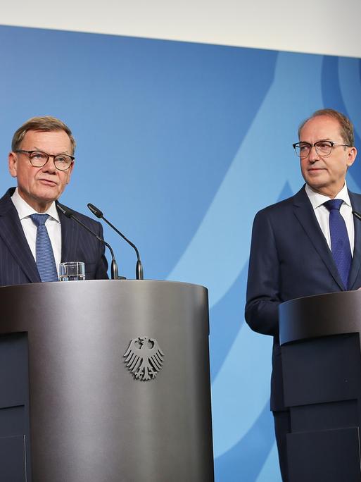 Johann Wadephul und Alexander Dobrindt stehen beim Pressestatement zum versuchten Drohnenanschlag in Leipzig nebeneinander an Rednerpulten.