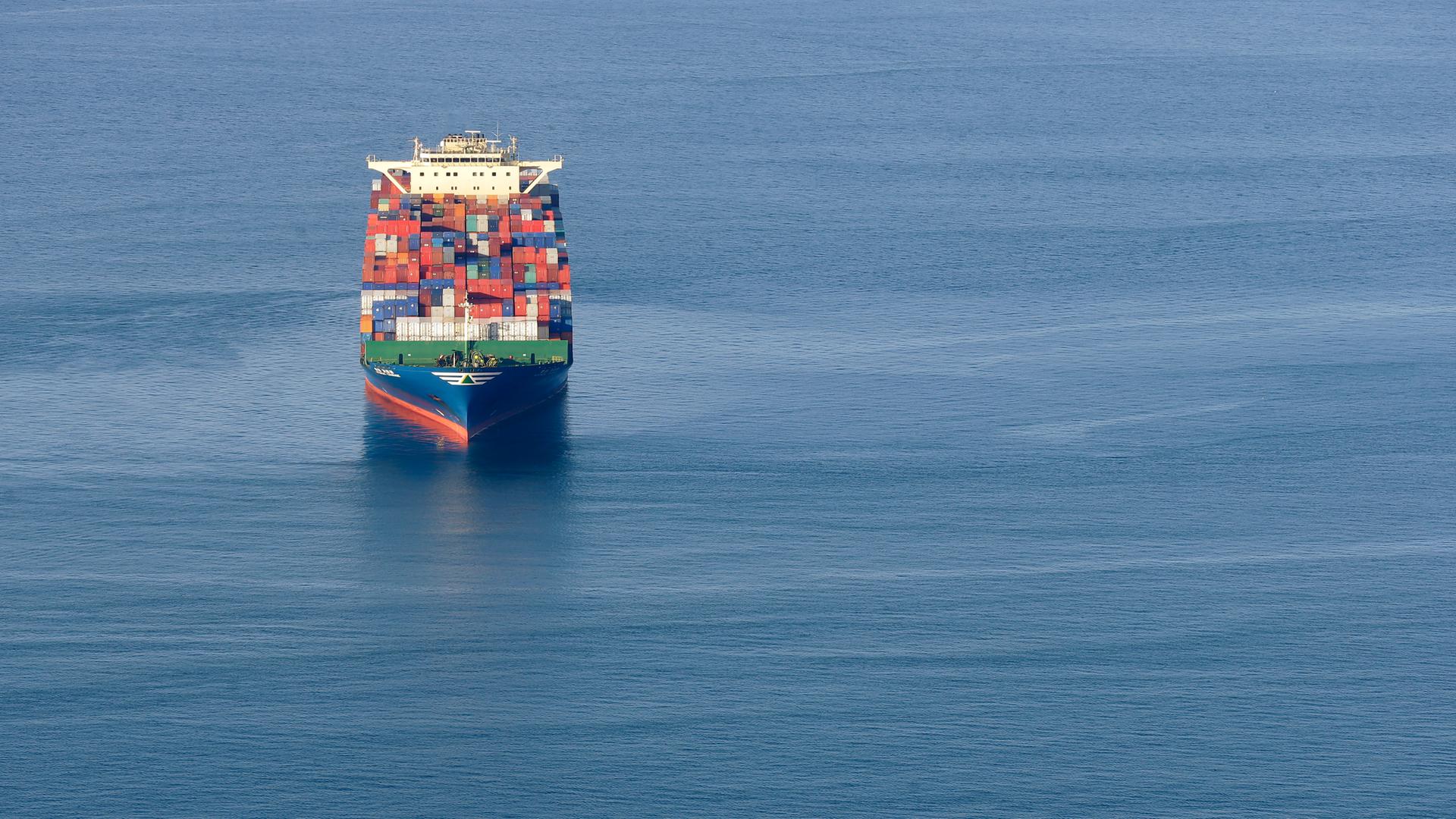 Ein Containerschiff auf offenem Meer