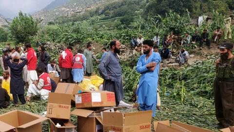 Zivilschutzhelfer, Einheimische und Armeesoldaten bereiten sich auf die Evakuierung verletzter Opfer eines Erdbebens vor, bei dem Hunderte Menschen ums Leben kamen und zahlreiche Dörfer im Osten Afghanistans in Mazar Dara in der Provinz Kunar zerstört wurden.
