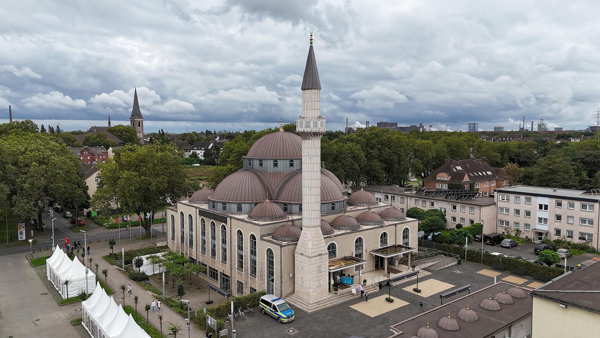 Der Merkez DITIB Moschee in Duisburg am Tag der Offenen Moschee (Drohneaufnahme). Zum Tag der Offenen Moschee haben am Dienstag auch viele Gemeinden in Nordrhein-Westfalen ihre Moscheen geöffnet. In diesem Jahr lautet das Motto: Â«Das Gebet â besinnt, belebt, verbindetÂ»