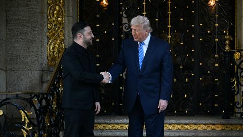 US-Präsident Trump begrüßt den ukrainischen Präsidenten Selenskyj in Mar-a-Lago.