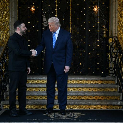 US-Präsident Trump begrüßt den ukrainischen Präsidenten Selenskyj in Mar-a-Lago.