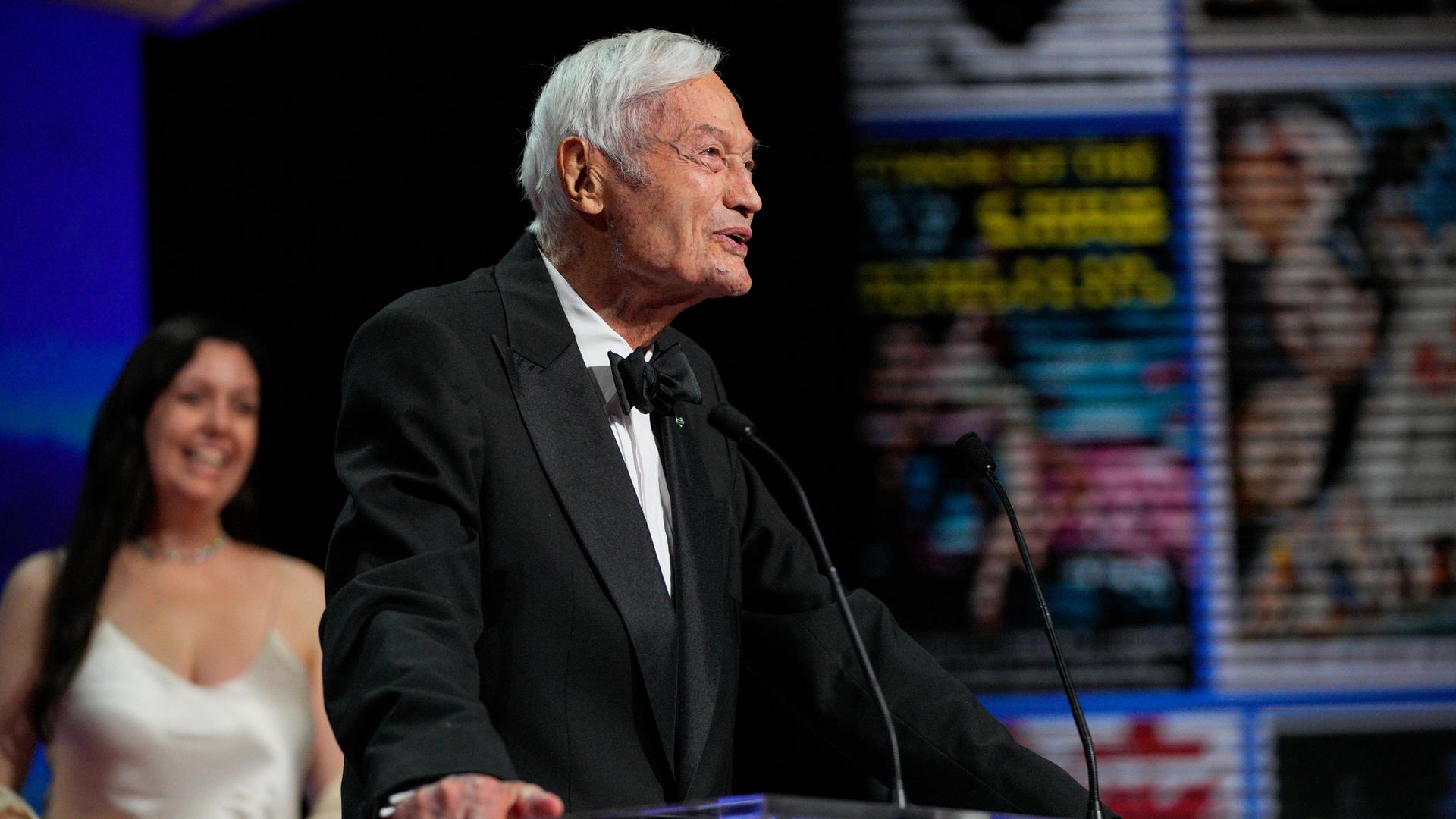 Der US-Regisseur und Produzent Roger Corman bei den Filmfestspielen in Cannes (2023)