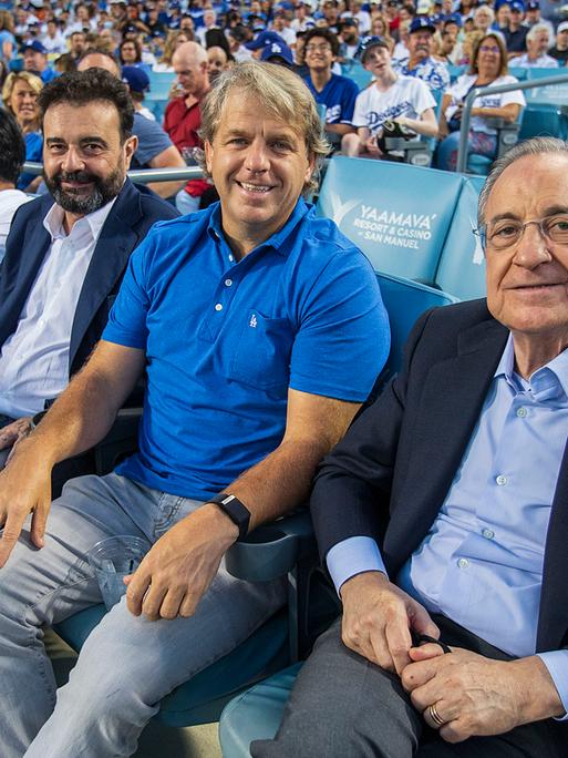 Todd Boehly, der neue Eigentümer vom FC Chelsea neben Florentino Perez (re.), dem Präsident von Real Madrid beim Besuch eines MLB-Spiels der Los Angeles Dodgers. 