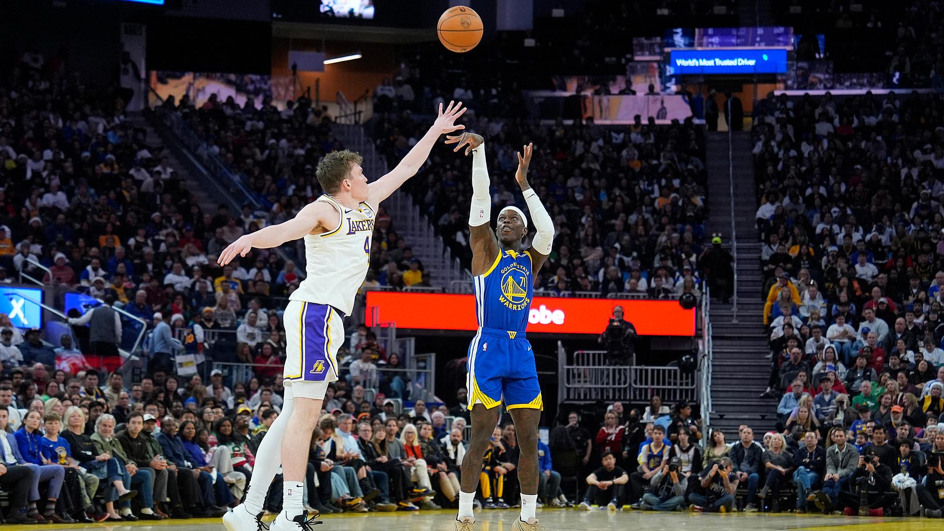 Basketballspieler Dennis Schröder wirft den Ball, ein Gegenspieler hebt den Arm zur Verteidigung. Basketballspieler Dennis Schröder wirft den Ball, ein Gegenspieler hebt den Arm zur Verteidigung.