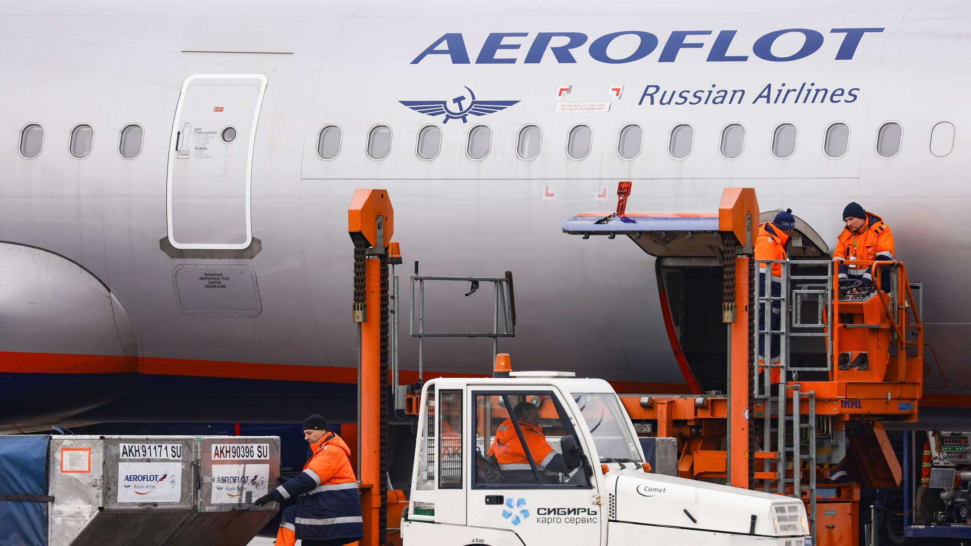 Mitarbeiter kontrollieren ein Flugzeug der russischen Fluggesellschaft Aeroflot.
