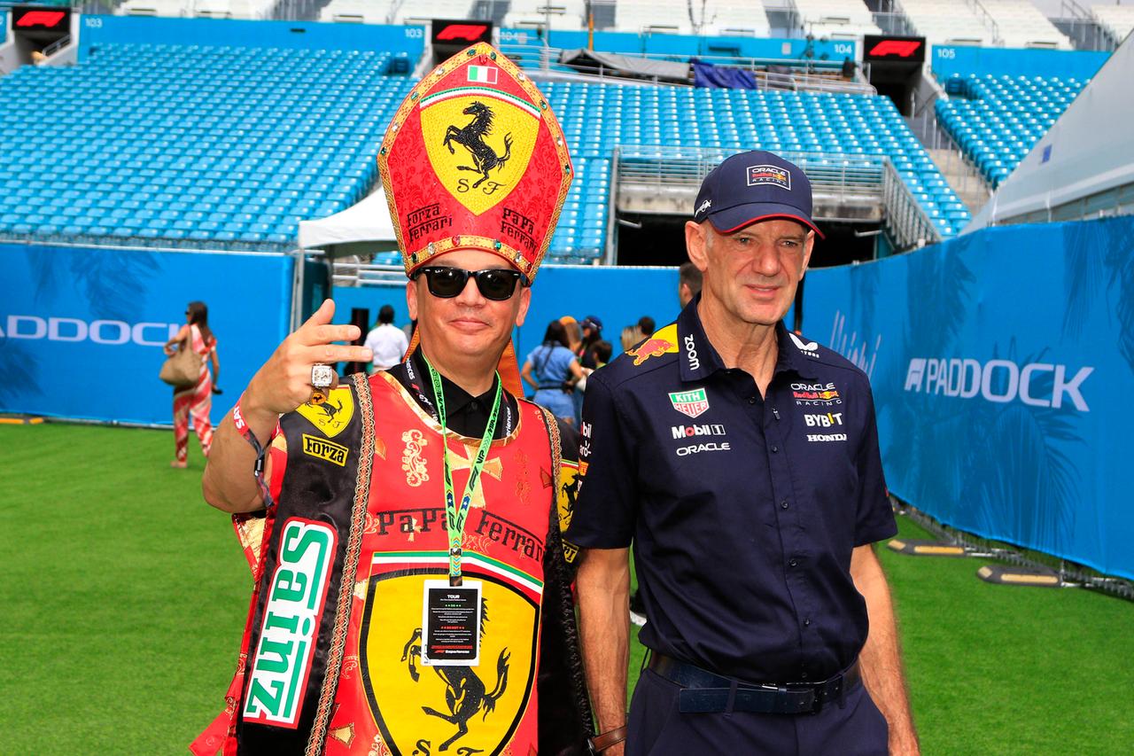 Adrian Newey steht neben einem Mann, der eine Mitra und eine Weste mit Ferrari-Design trägt.