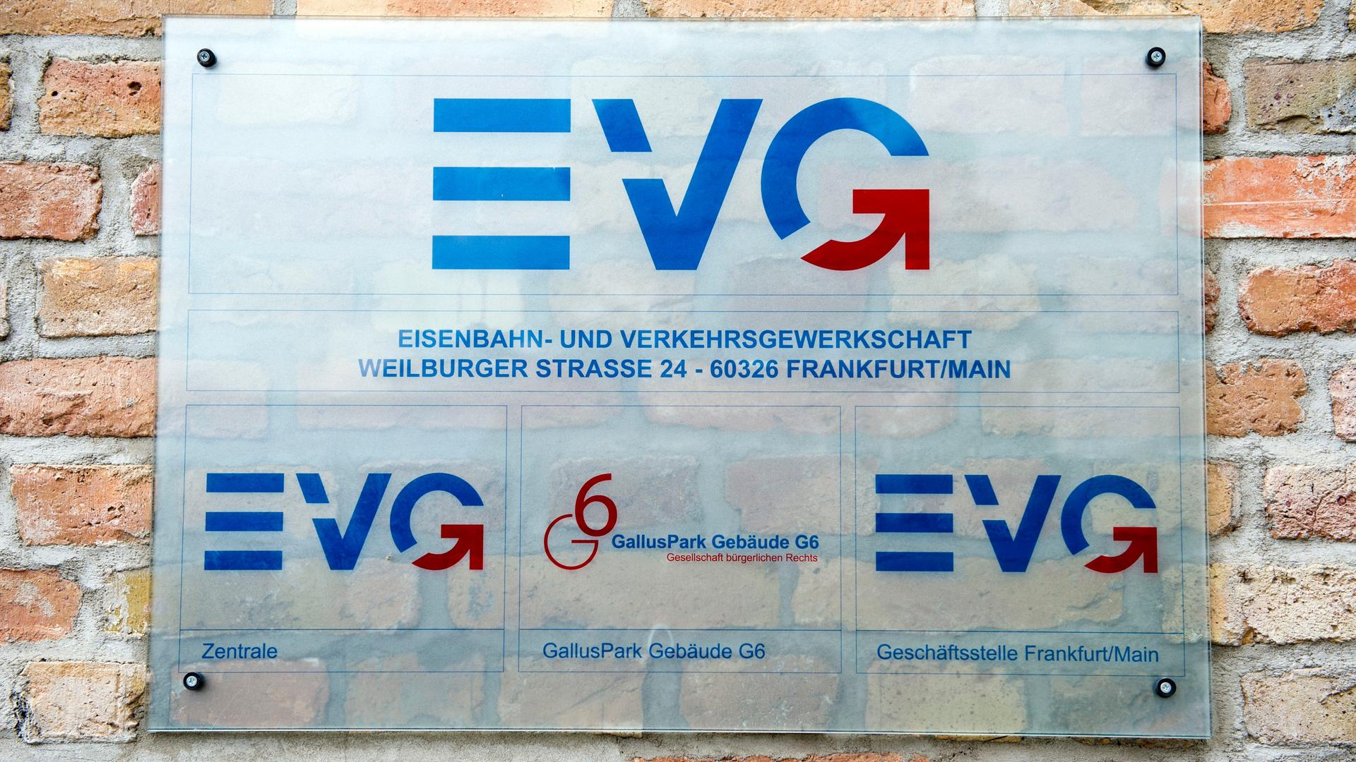 Das Bild zeigt ein Schild am Gebäude der Eisenbahn- und Verkehrsgewerkschaft (EVG) in Frankfurt am Main. 