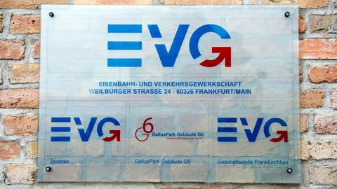 Ein Schild am Gebäude der Eisenbahn- und Verkehrsgewerkschaft (EVG) in Frankfurt am Main (Hessen).
