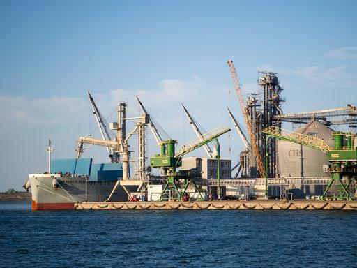 Getreidesilos am Hafen von Constanta in Rumänien. 