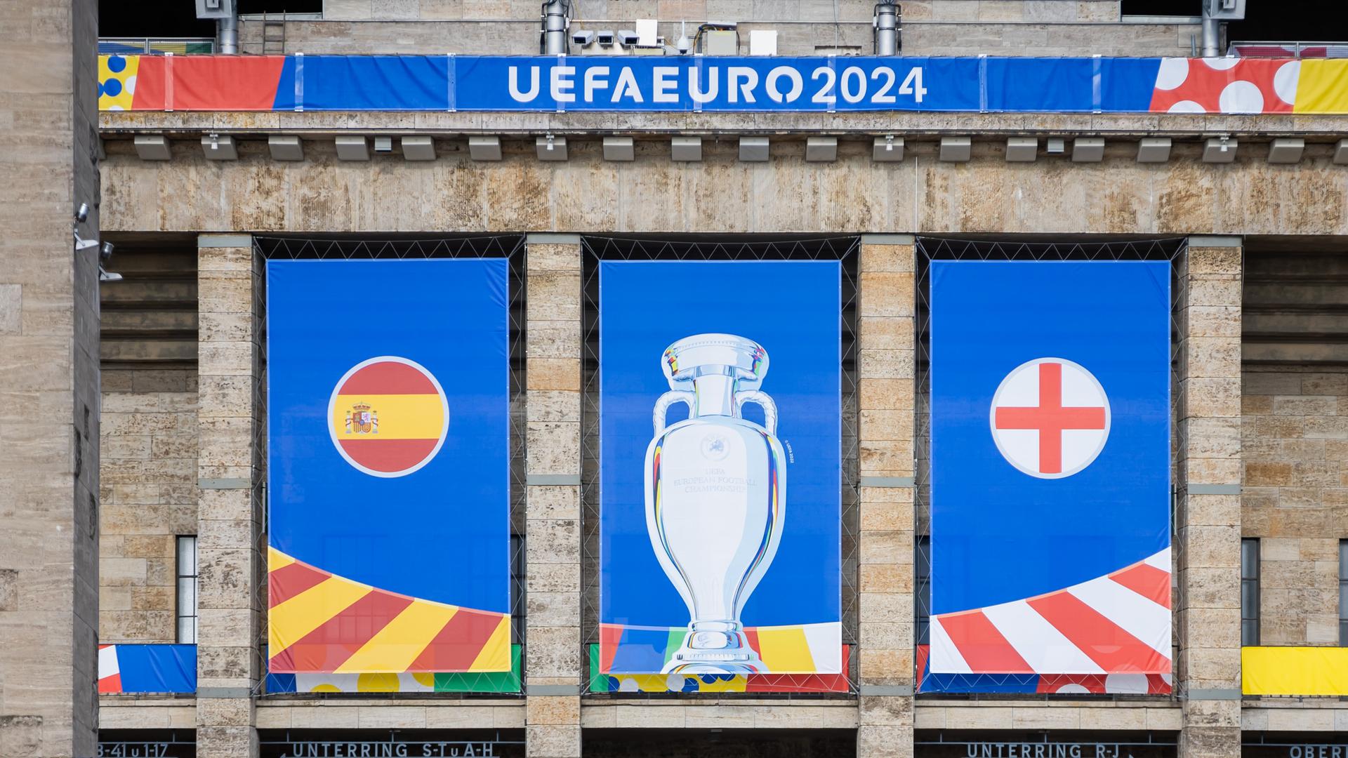 Die Flaggen Spaniens und Englands hängen am Olympiastadion in Berlin. Die Flaggen Spaniens und Englands hängen am Olympiastadion in Berlin.