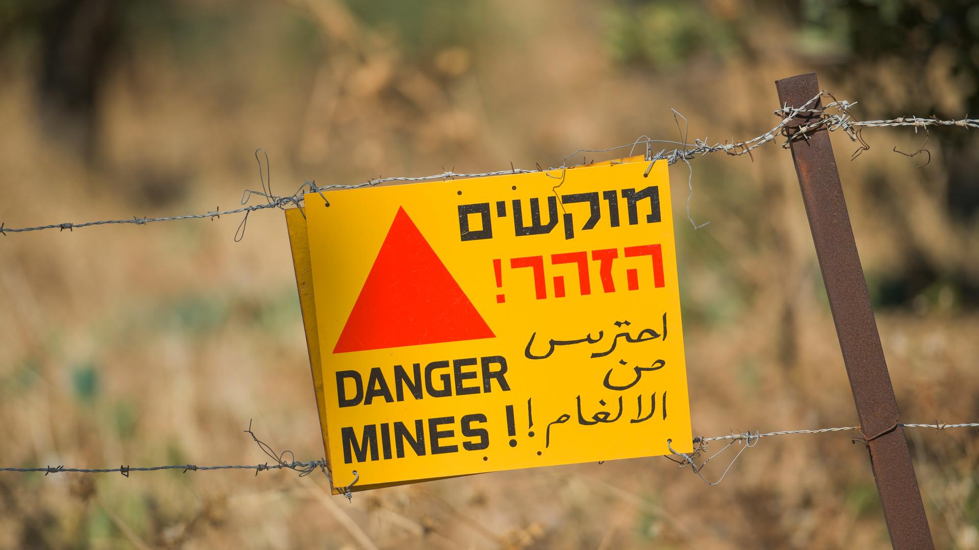 Warnschild Minen, Golanhöhen, Israel *** Warning sign Mines, Golan Heights, Israel