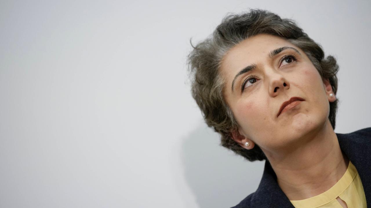 Golineh Atai, Journalistin und Buchautorin schaut nachdenklich nach oben