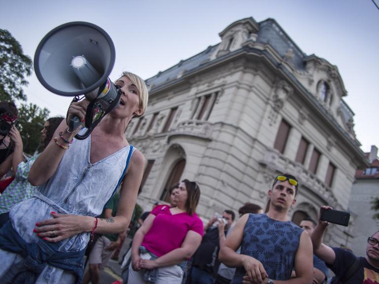 Protestierende gehen in Ungarn auf die Straße.