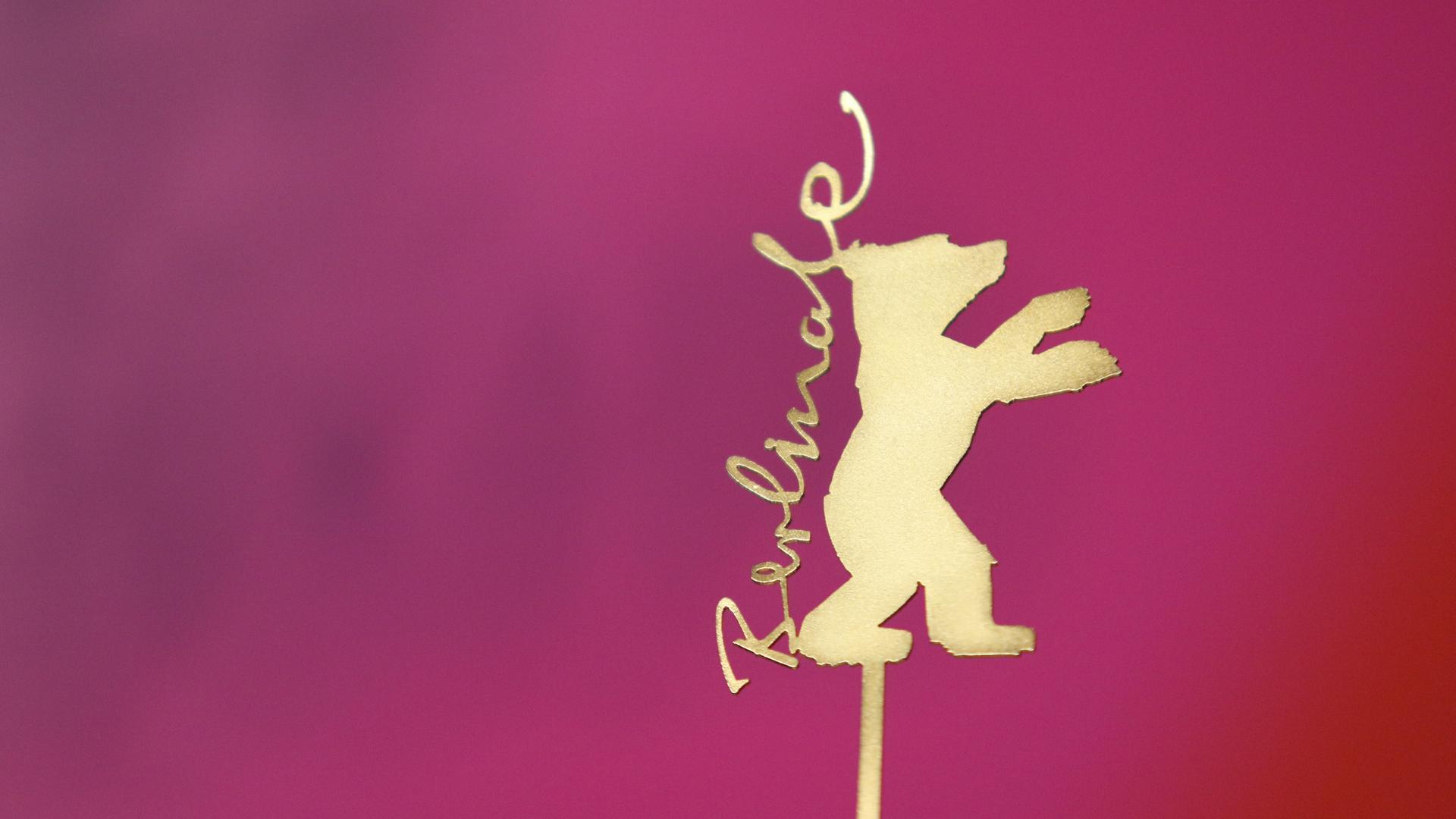 Nahaufnahme eines Berlinale-Logos vor rotem Hintergrund