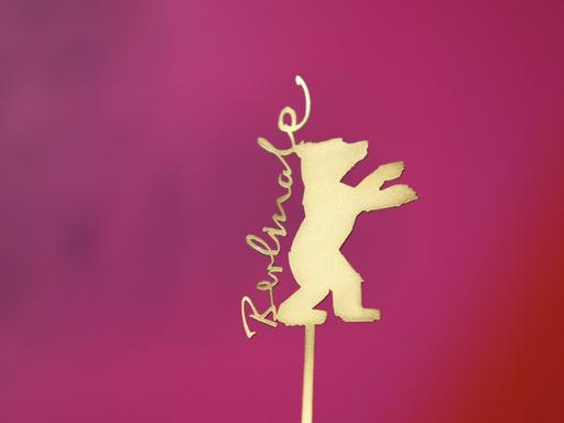 Nahaufnahme eines Berlinale-Logos vor rotem Hintergrund