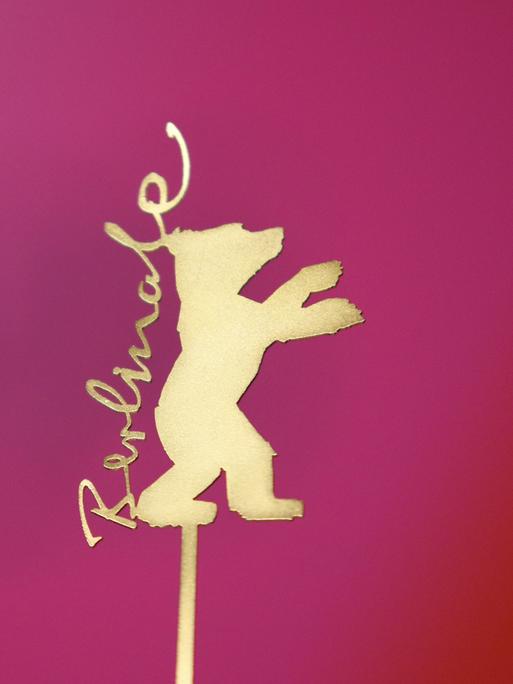 Nahaufnahme eines Berlinale-Logos vor rotem Hintergrund