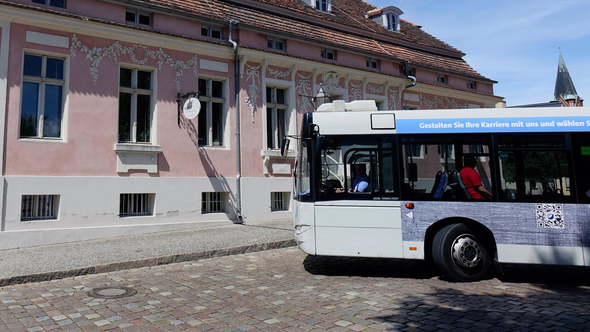 Ein Linienbus faehrt am Lendelhaus in Werder (Brandenburg) vorbei.