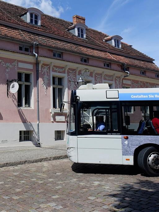 Ein Linienbus faehrt am Lendelhaus in Werder (Brandenburg) vorbei.