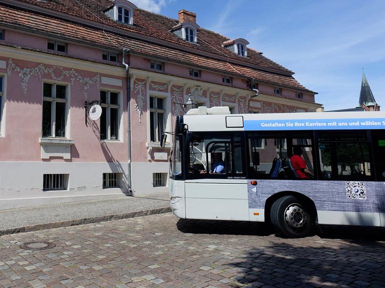 Ein Linienbus faehrt am Lendelhaus in Werder (Brandenburg) vorbei.