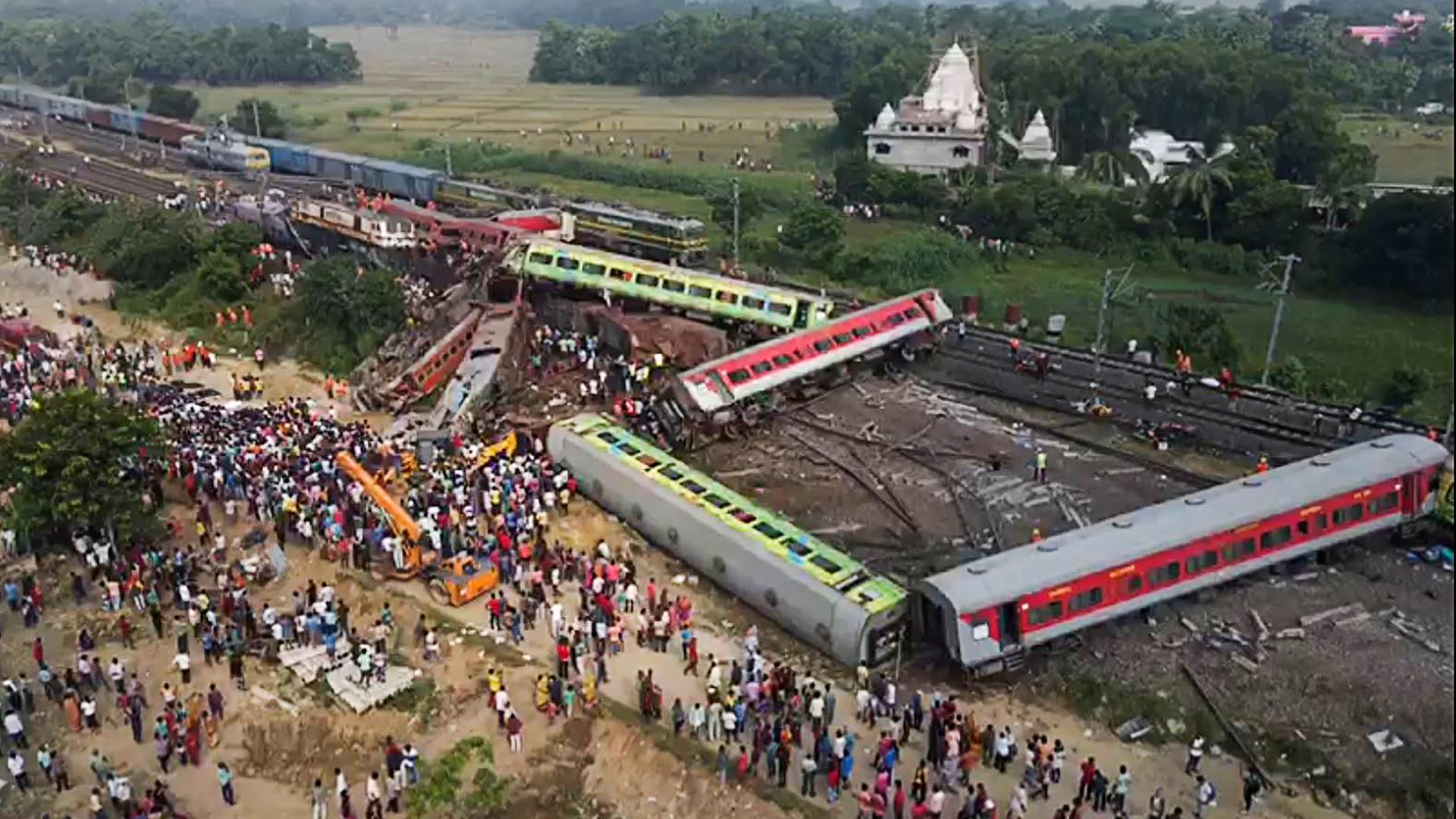 Das Foto zeigt viele Menschen am Ort eines schweren Zugunglücks. Man sieht auch viele umgestürzte Waggons. Das Foto zeigt viele Menschen am Ort eines schweren Zugunglücks. Man sieht auch viele umgestürzte Waggons.