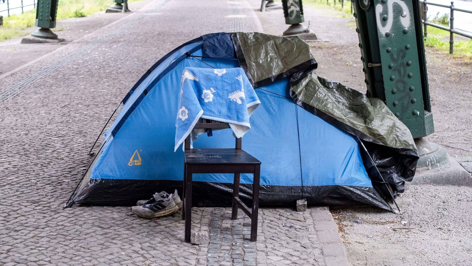 In Berlin steht das Zelt einer obdachlosen Person unter der Hochbahn auf der Straße.
