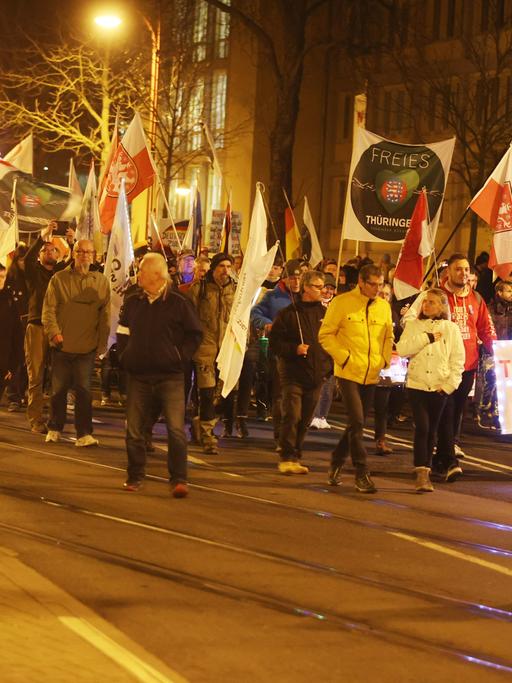 Teilnehmer einer Demonstration laufen durch die Erfurter Innenstadt. Nach Polizeiangaben folgten dem Aufruf der AfD Thüringen etwa 2.000 Personen