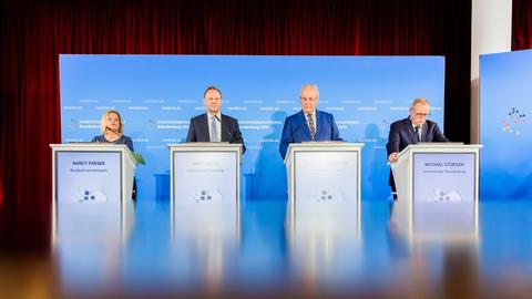 Bundesinnenministerin Faeser mit ihren Länderkollegen Grote (Hamburg), Herrmann (Bayern) und Stübgen (Brandenburg).