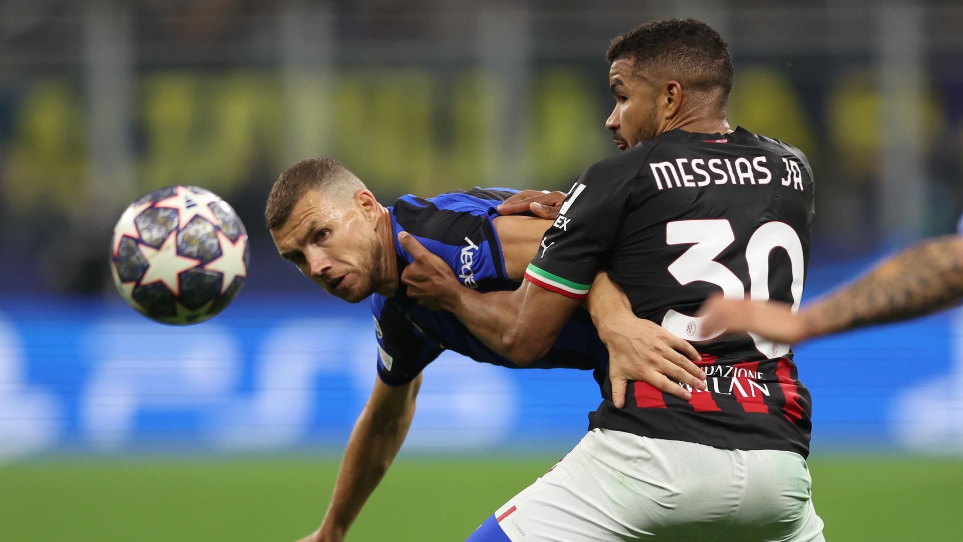 Edin Dzeko von Inter Mailand im Duell mit Junior Messias vom AC Mailand