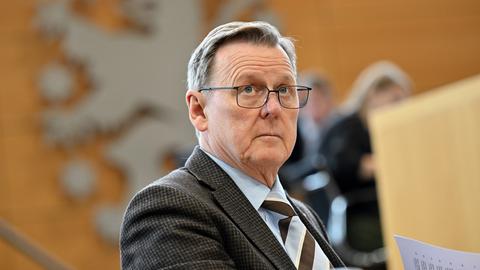 Ministerpräsident von Thüringen, Bodo Ramelow (Die Linke), sitzt im Plenarsaal des Thüringer Landtags. 