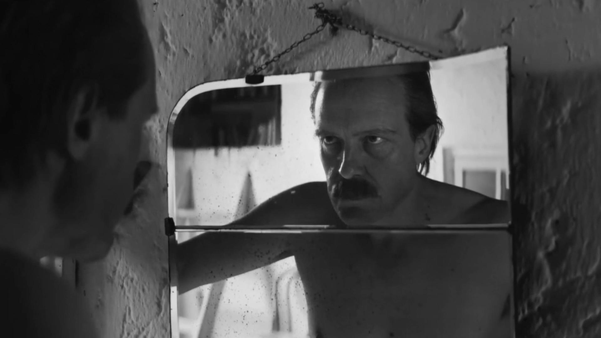Schauspieler August Diehl schaut in der Figur des Josef Mengele in einer Filmszene in einen Spiegel und betrachtet sein Gesicht. Schauspieler August Diehl schaut in der Figur des Josef Mengele in einer Filmszene in einen Spiegel und betrachtet sein Gesicht.