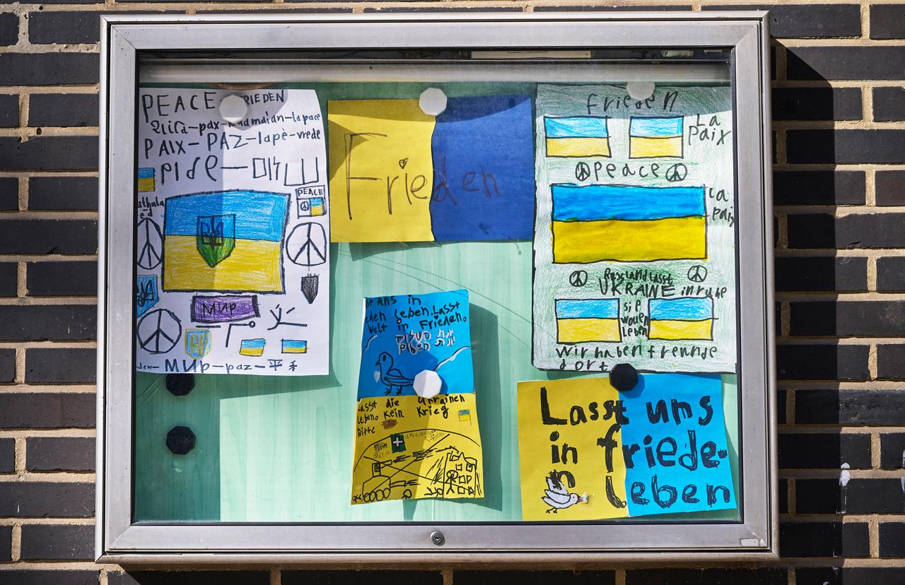 Schülerinnen und Schüler haben Bilder für die geflüchteten Kinder aus der Ukraine gemalt. 