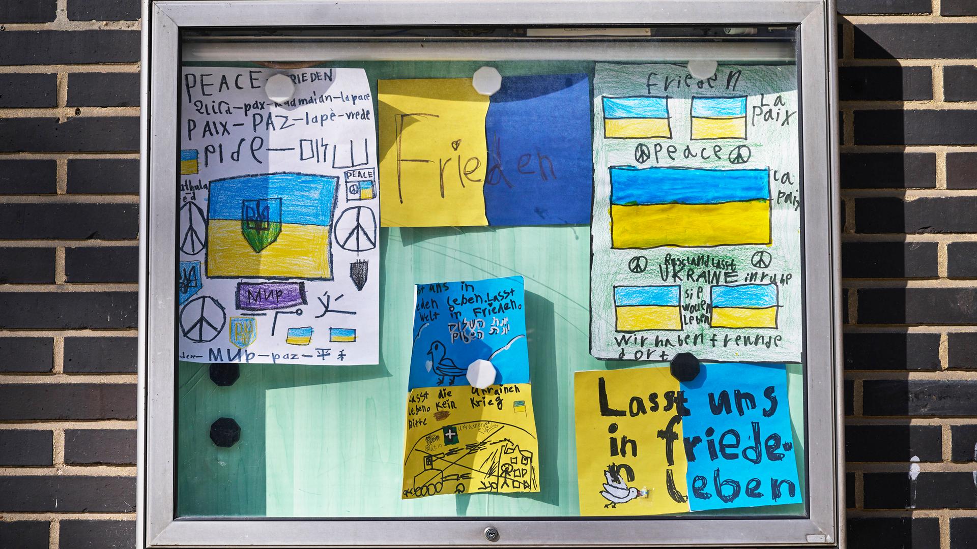Schülerinnen und Schüler haben Bilder für die geflüchteten Kinder aus der Ukraine gemalt. Foto: imago