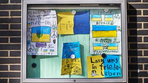 Schülerinnen und Schüler haben Bilder für die geflüchteten Kinder aus der Ukraine gemalt. 