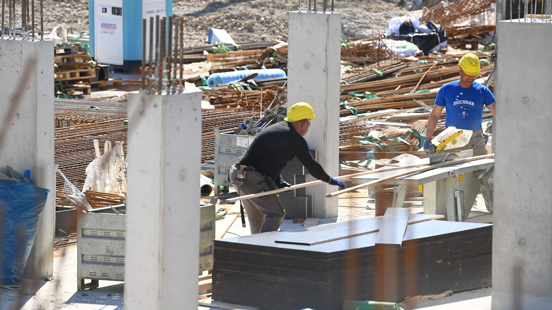 Eine große Baustelle, auf der Arbeiter schaffen