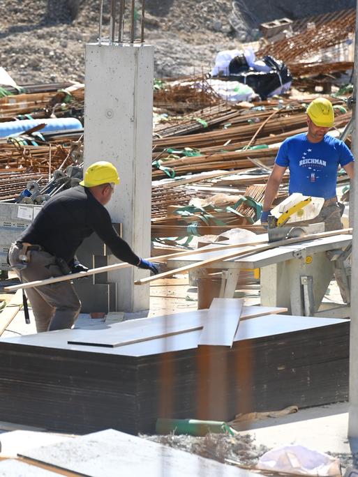 Eine große Baustelle, auf der Arbeiter schaffen