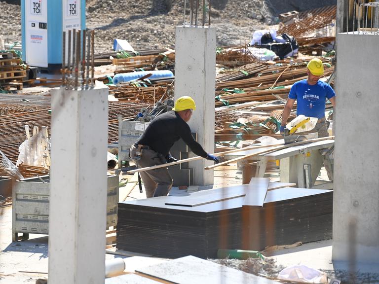 Eine große Baustelle, auf der Arbeiter schaffen