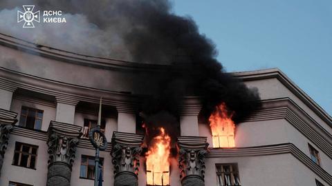 Das Bild zeigt Feuer und Rauch am Ministergebäude der Ukraine in Kiew.
