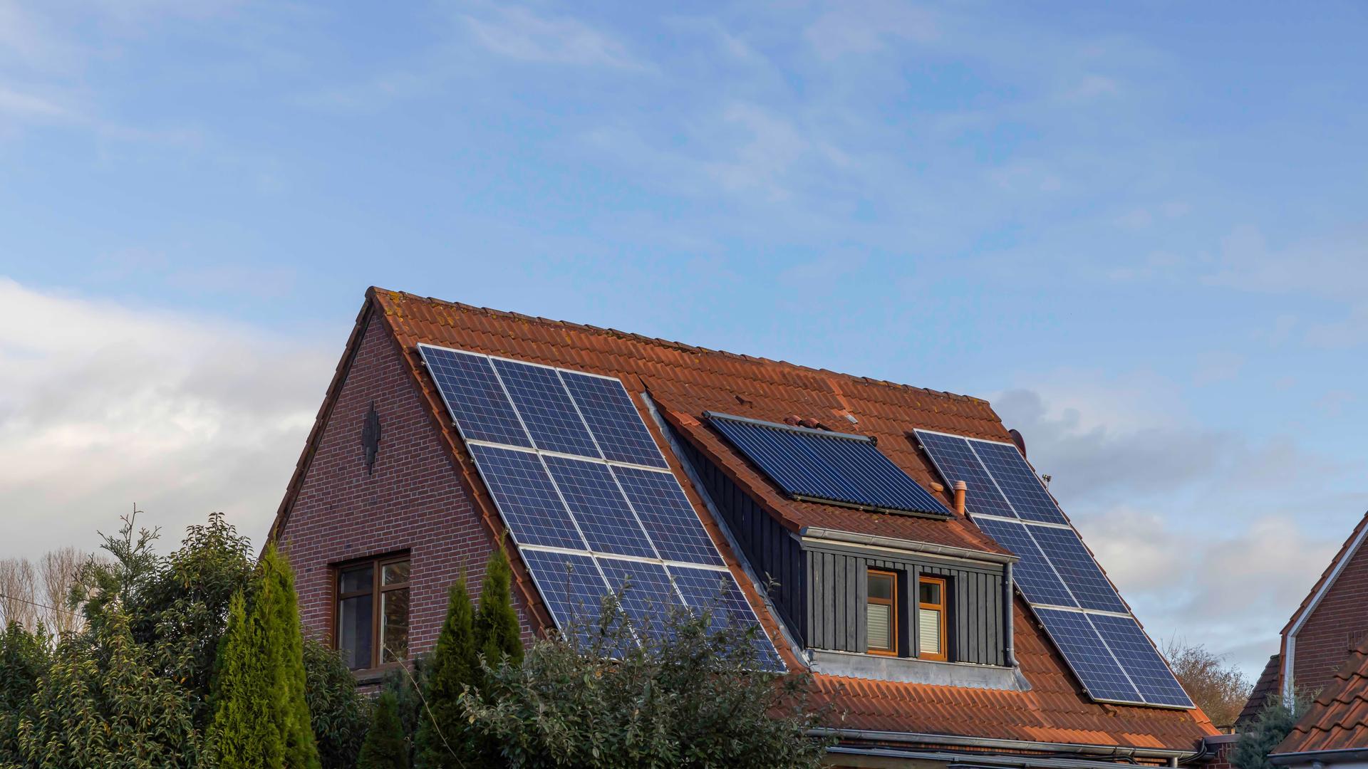 Solarzellen auf Wohnhaus Solarzellen auf Wohnhaus