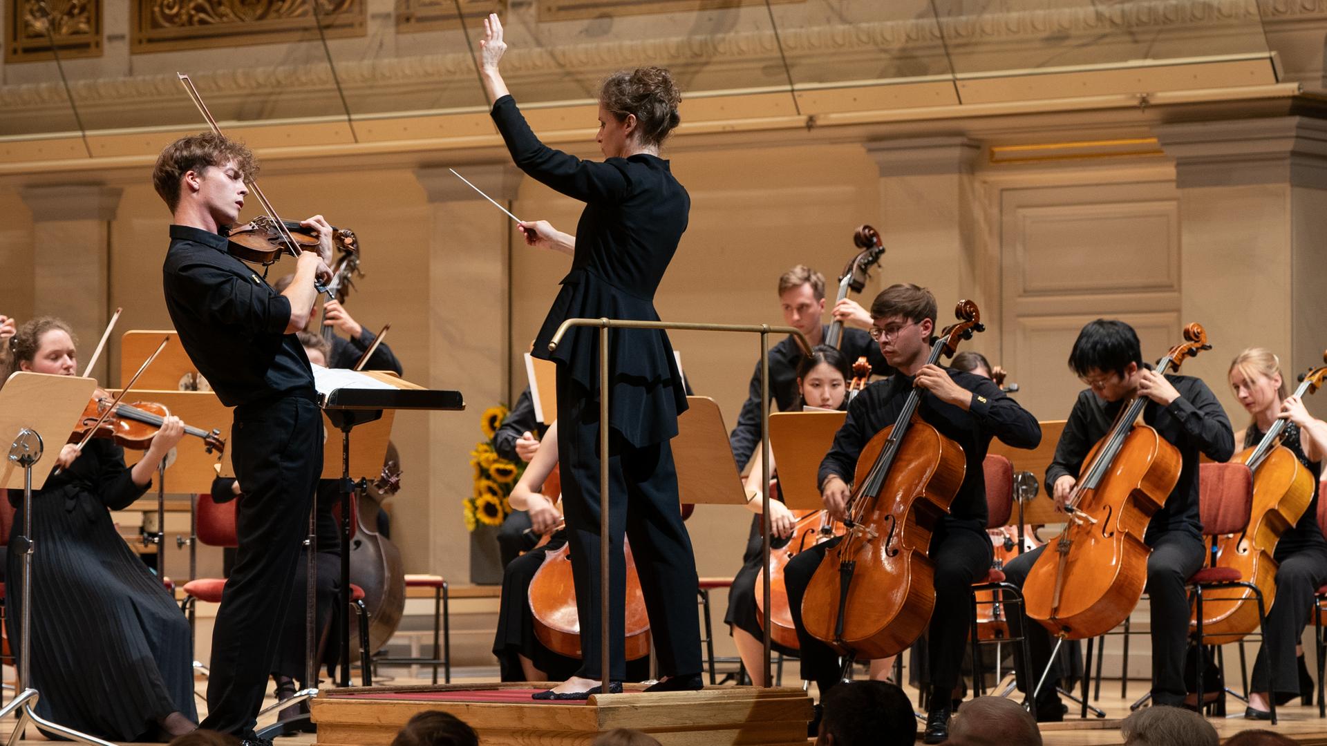 Wir sehen den Violinisten Tomáš Jamník bei einem Live-Auftritt im Rahmen des Young Euro Classics Festivals. 