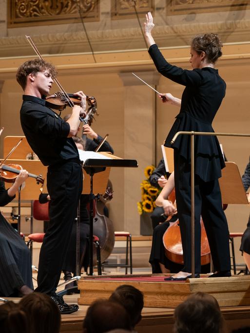 Wir sehen den Violinisten Tomáš Jamník bei einem Live-Auftritt im Rahmen des Young Euro Classics Festivals. 