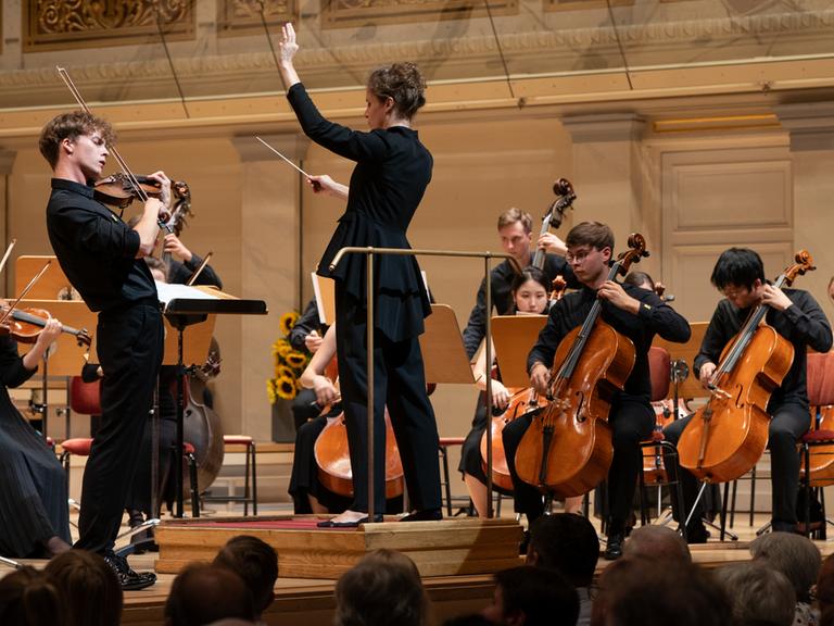 Wir sehen den Violinisten Tomáš Jamník bei einem Live-Auftritt im Rahmen des Young Euro Classics Festivals. 