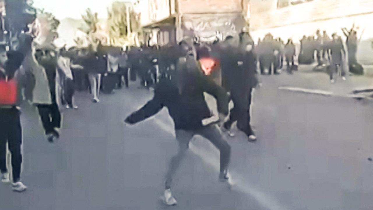 Das Bild zeigt Demonstrierende, die ein Regierungsgebäude im südiranischen Fasa attackieren. 